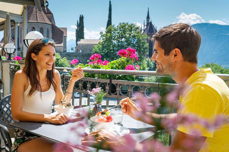 Eis essen beim Schlosswirt in Lana