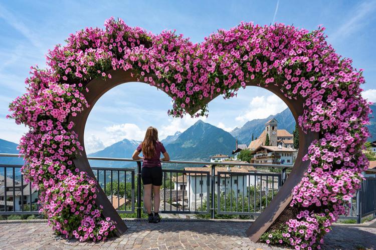 Blick auf das Blumenherz und den Kirchhügel von Schenna 