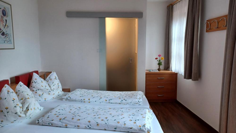 Schlafzimmer mit Doppelbett