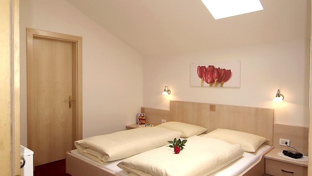 Doppelbettzimmer mit Zugang zum Bad Doppelbettzimmer mit Zugang zum Bad